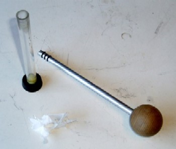Cylinder og stempel kan bruges til at antænde lidt papir eller vat