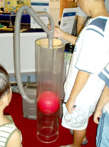 En bowlingkugle løftes op ved at trykket over kuglen reduceres med en støvsuger