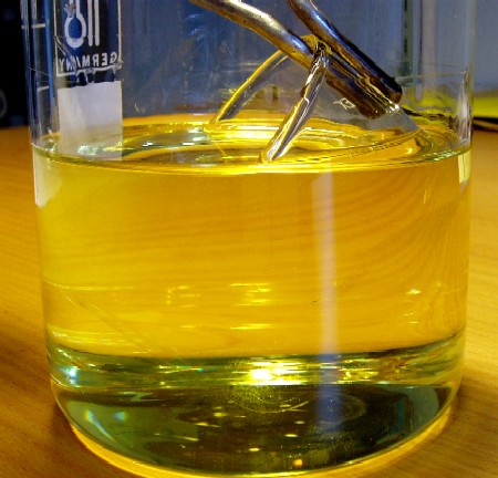 Billede af Pyrexglas, der forsvinder i olie