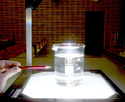 Et glas vand på en overheadprojektor kan anvendes til at måle brydningsindeks for vandet