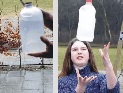 En vandflaske med hul i kastes op i luften og bliver vægtløs, hvorved vandstrålen fra flasken forsvinder